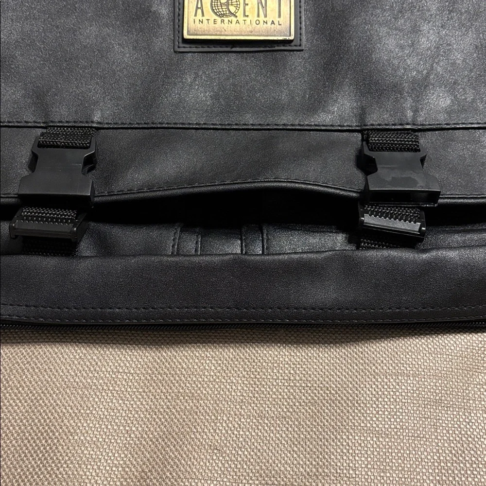 Accent International Messenger Bag